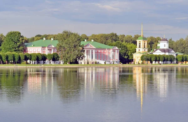 Palác Zvonice Kostel Vybuchly Rybníku Panství Kuskovo Moskva Rusko — Stock fotografie