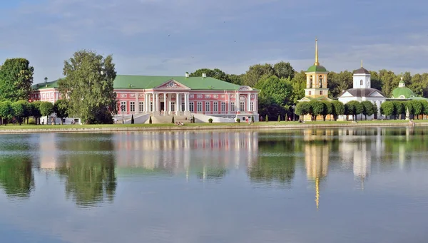 Palác Zvonice Kostel Vybuchly Rybníku Panství Kuskovo Moskva Rusko — Stock fotografie