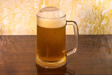 bir masa ile köpük viv bir bardak