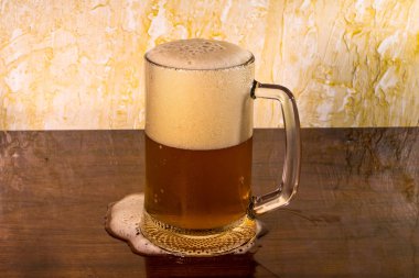 bir masa ile köpük viv bir bardak