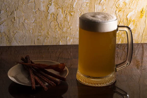 Copo Cerveja Espumosa Com Lanche Mesa — Fotografia de Stock