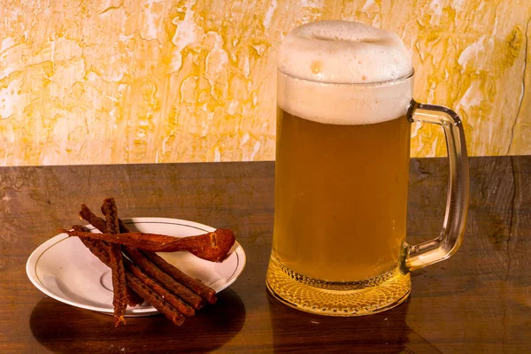 Copo Cerveja Espumosa Com Lanche Mesa — Fotografia de Stock