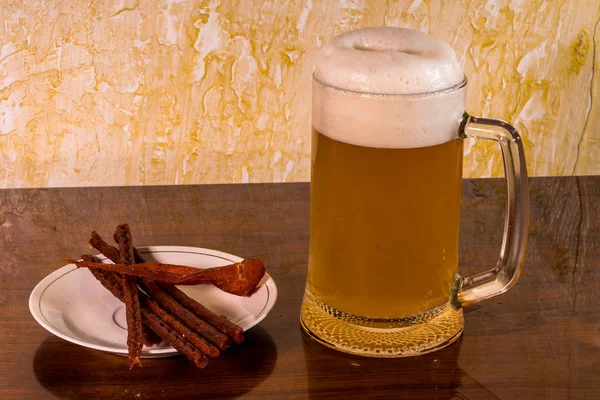 Copo Cerveja Espumosa Com Lanche Mesa — Fotografia de Stock