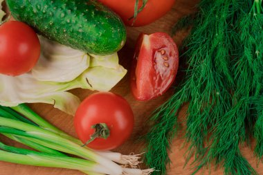 Vitaminler, salata üretimi için elementler, bütün ve parçalar halinde.