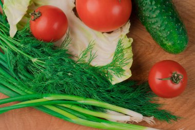 Vitaminler, salata elementleri, domates, soğan, salatalık, dereotu.