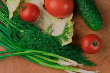 Vitaminler, salata elementleri, domates, soğan, salatalık, dereotu.