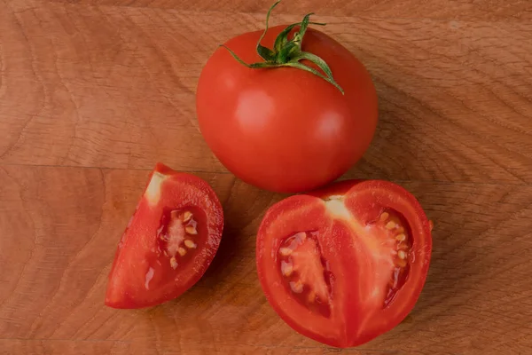 토마토 전체와 조각들 — 스톡 사진