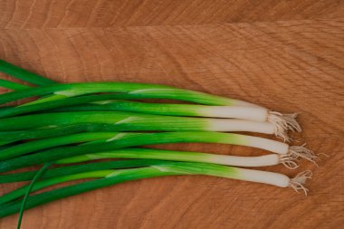 Tahtadaki yeşil soğanlar