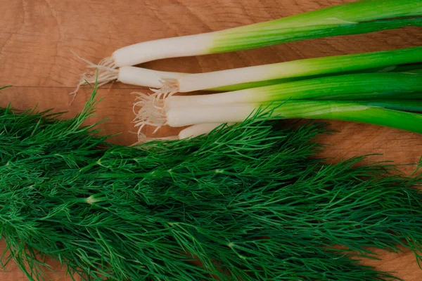 Dill Und Grüne Zwiebeln Auf Einem Holzbrett — Stockfoto