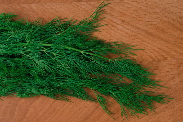Zielony Koperek Drewnianej Desce — Zdjęcie stockowe