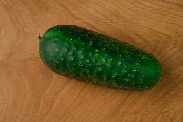 Een Komkommer Een Houten Plank — Stockfoto