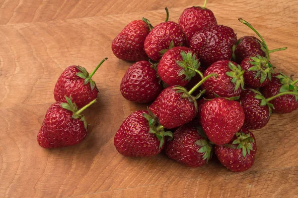 Mazzo Fragole Una Tavola Legno — Foto Stock