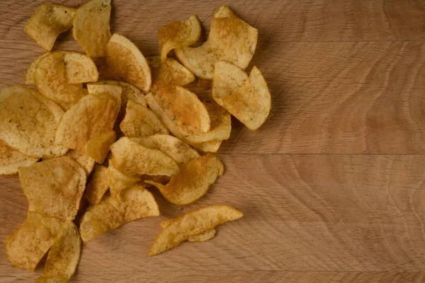 Batatas Fritas Apetitosas Estão Espalhadas Uma Tábua Madeira — Fotografia de Stock