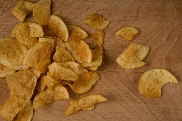 Patatas Fritas Apetitosas Dispersan Una Tabla Madera — Foto de Stock