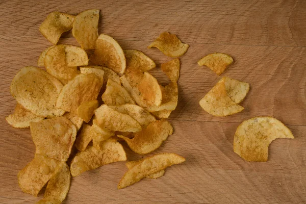 Batatas Fritas Apetitosas Estão Espalhadas Uma Tábua Madeira — Fotografia de Stock