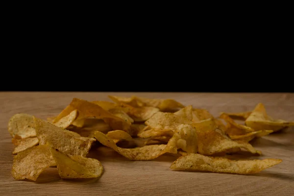 Eetlust Chips Worden Verspreid Een Houten Plank — Stockfoto