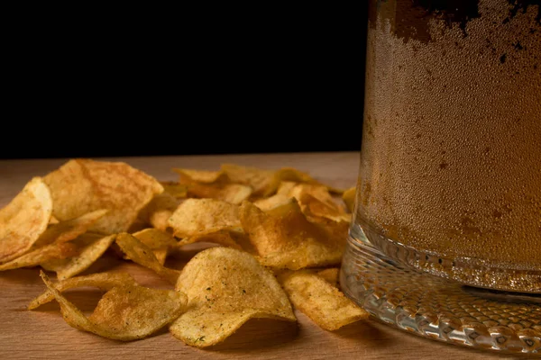 Vidrio Con Cerveza Papas Fritas Una Tabla Madera Sobre Fondo — Foto de Stock