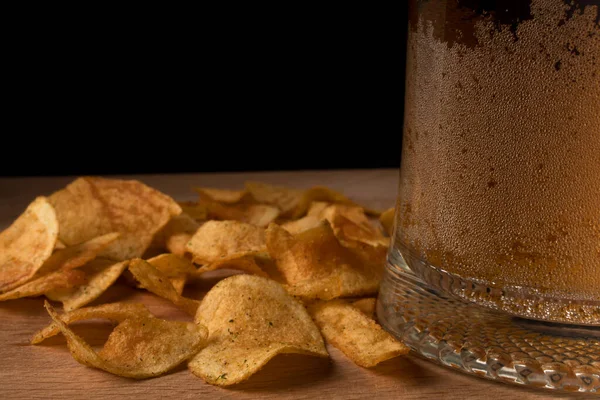 Vidrio Con Cerveza Papas Fritas Una Tabla Madera Sobre Fondo —  Fotos de Stock