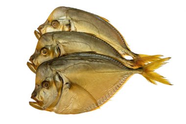 Üç tütsülenmiş vomer balığı, izole edilmiş beyaz bir tabakta.