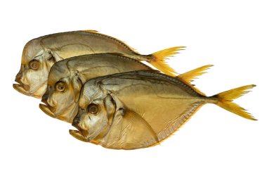 Üç tütsülenmiş vomer balığı, izole edilmiş beyaz bir tabakta.