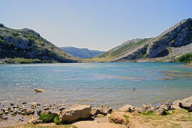Asturias'taki Covadonga Gölü, bahar yürüyüşü