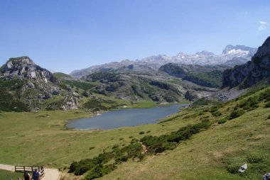 Asturias'taki Covadonga Gölü, bahar yürüyüşü