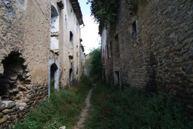 ilkbaharda Aragonese Pireneleri'nin gölleri ve nehirleri