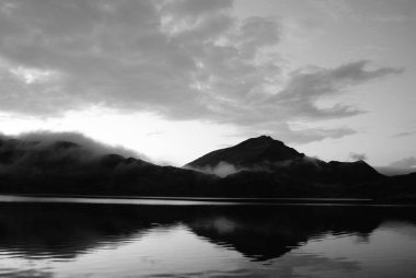 ilkbaharda Aragonese Pireneleri'nin gölleri ve nehirleri