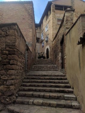 alquezar sokaklarında ve Vero nehir yürüyüş yolları ile yürümek