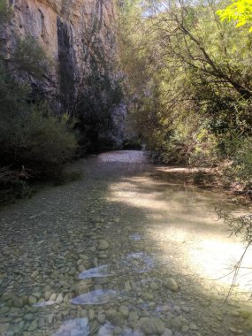 alquezar sokaklarında ve Vero nehir yürüyüş yolları ile yürümek