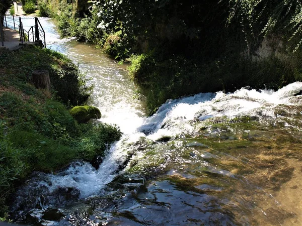트릴로 Trillo 마을과 숲에서 강둑을 — 스톡 사진