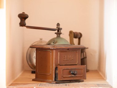 antigua, molinillo de cafe, recuerdo del pueblo, abuelos, pasado, recuerdos familiares