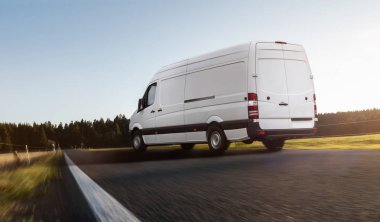 Van Lieferwagen auf einer Landstrae