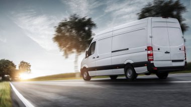 Van Lieferwagen auf einer Landstrae