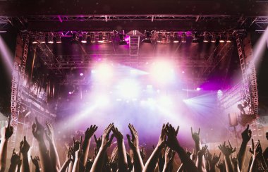 Konserdeki insanların siluetleri