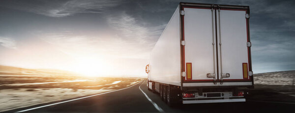 LKW liefert bei Sonnaufgang