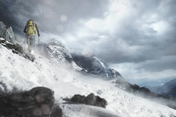 Sırt Çantalı Sırıklı Bir Adam Dağın Tepesinde Yürüyor — Stok fotoğraf