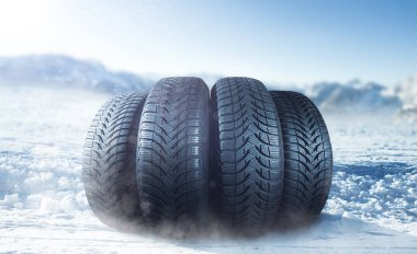 Winterreifen auf schneebedeckter Fahrbahn