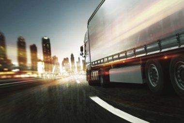 Lkw liefert bei Nacht içinde einer Stadt