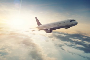 Flugzeug bei Sonnenschein ber den Wolken