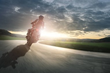 Motorrad Fahrer auf einer Lanstrasse
