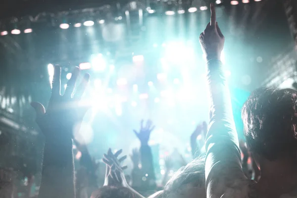 Menschenmenge Feiern Bei Einem Konzert — Foto Stock