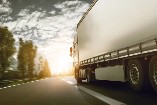 Lkw Bei Sonnenaufgang Auf Einer Landstrasse Obrazek Stockowy