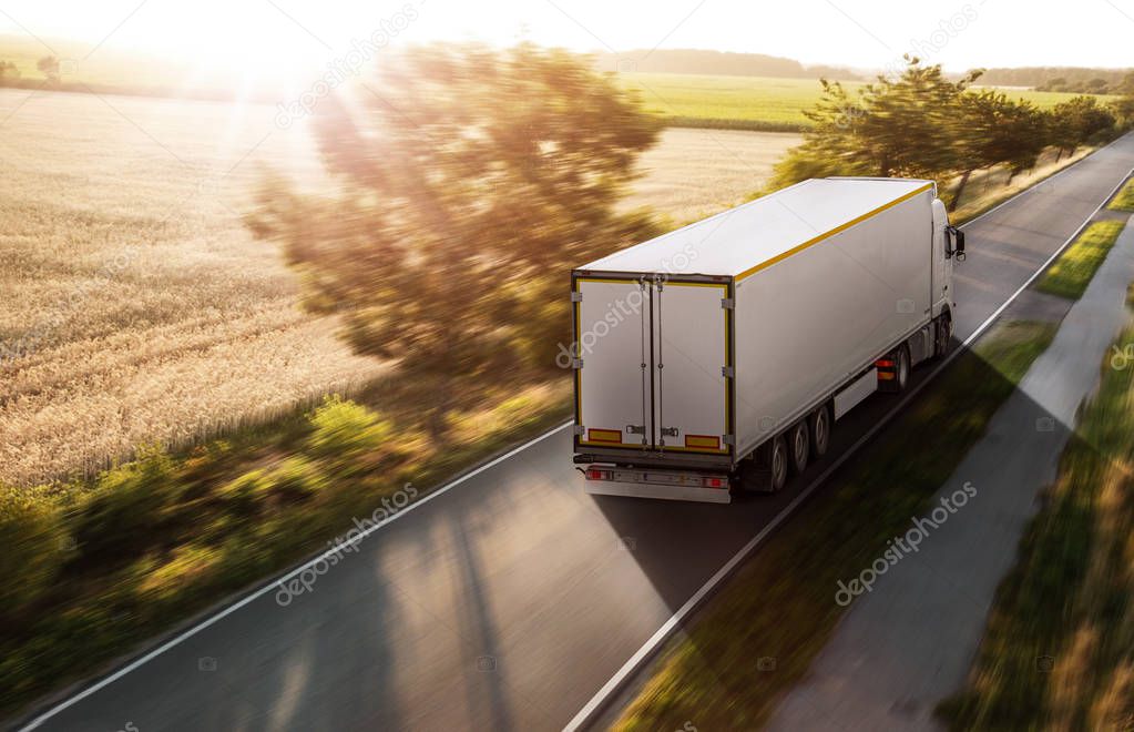 LKW on Tour auf einer Landstrae