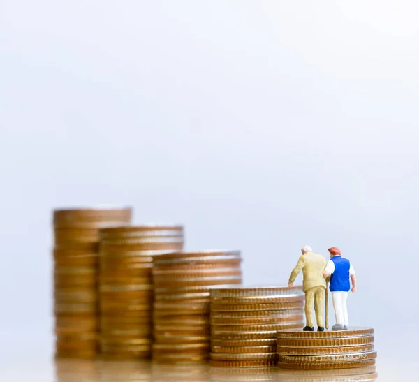 Personas Miniatura Personas Mayores Sentadas Una Pila Monedas Ingresos Pensiones — Foto de Stock