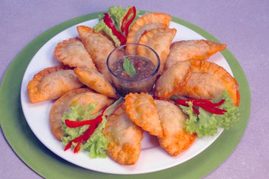 Etli, soğanlı ve baharatlı bol yağda kızartılmış hamur işi. Arapça Tabak