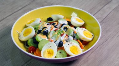 Lezzetli ıspanak, lahana, roka, yumurta, parmesan ve vişneli domatesli taze yumurta salatası. Sağlıklı beslenme konsepti 