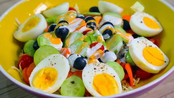 Verse Eiersalade Met Heerlijke Spinazie Kool Arugula Parmezaanse Tomaat Kerstomaat — Stockfoto