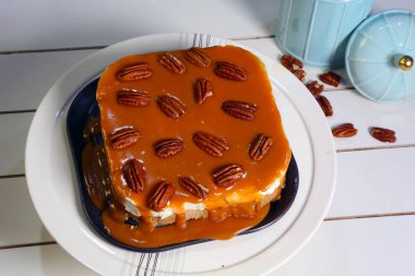 Ev yapımı karamel peynirli kek stoğu fotoğrafları.