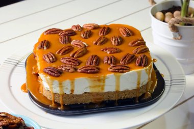 Ev yapımı karamel peynirli kek stoğu fotoğrafları.